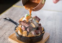 カジュアルスタイルの鉄板バルが春吉のホテル１Fにオープン！